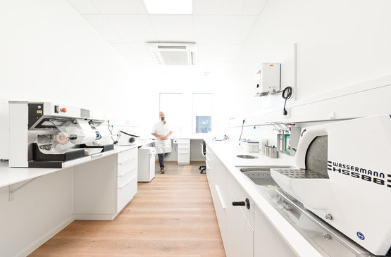 Illustrierendes Foto eines Raumes, der Teil einer Laborplanung durch dental bauer war.  