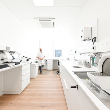 Illustrierendes Foto eines Raumes, der Teil einer Laborplanung durch dental bauer war.  