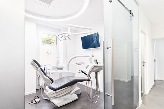 Illustrierendes Foto einer Behandlungseinheit, die Teil einer Praxisplanung durch dental bauer war.  