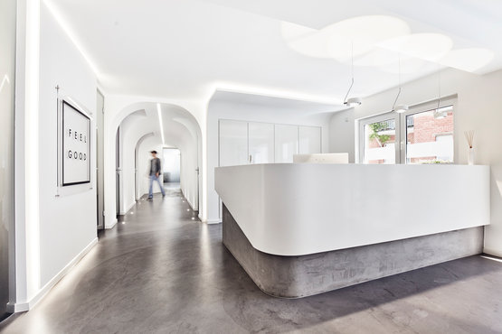 Illustrierendes Foto eines Empfangsbereichs, der Teil einer Praxisplanung durch dental bauer war.  