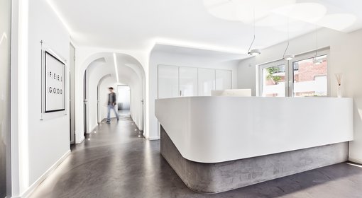 Illustrierendes Foto eines Empfangsbereichs, der Teil einer Praxisplanung durch dental bauer war.  