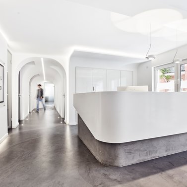 Illustrierendes Foto eines Empfangsbereichs, der Teil einer Praxisplanung durch dental bauer war.  