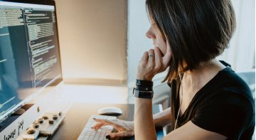 Teaserbild zeigt Frau an Computer 