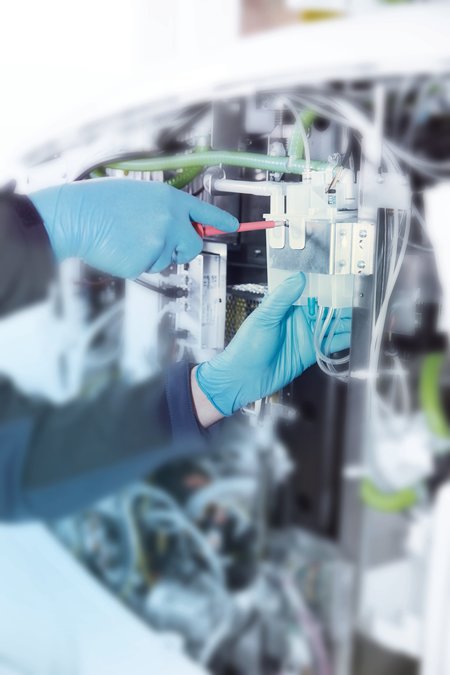 Eine Person wartet ein dentales Gerät. 